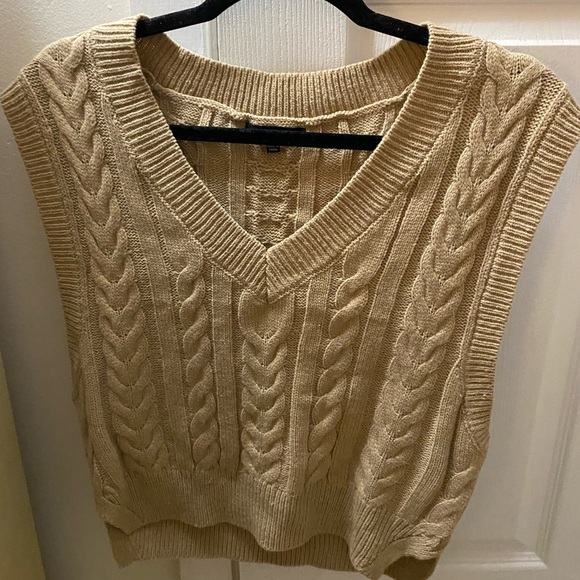 Cropped tan sweater vest - Picture 1 of 3